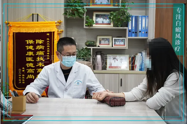 手臂长白斑是怎么了