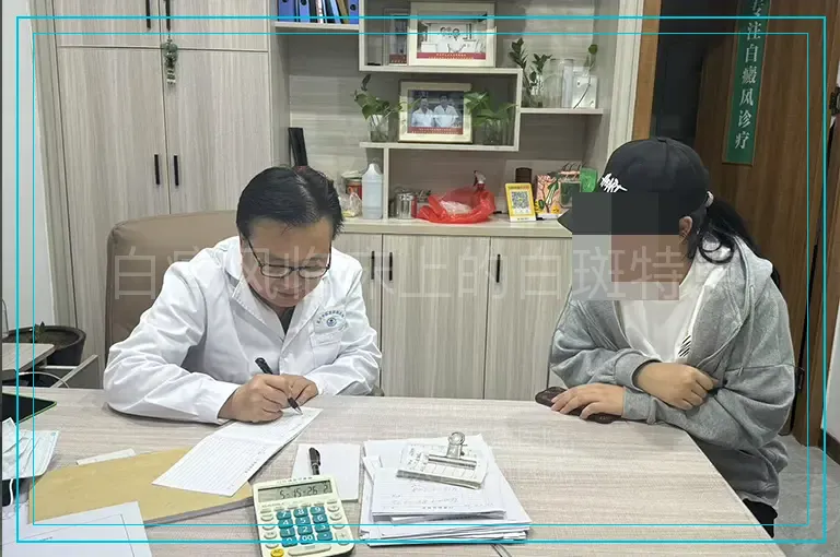 白癜风临床上的白斑特点